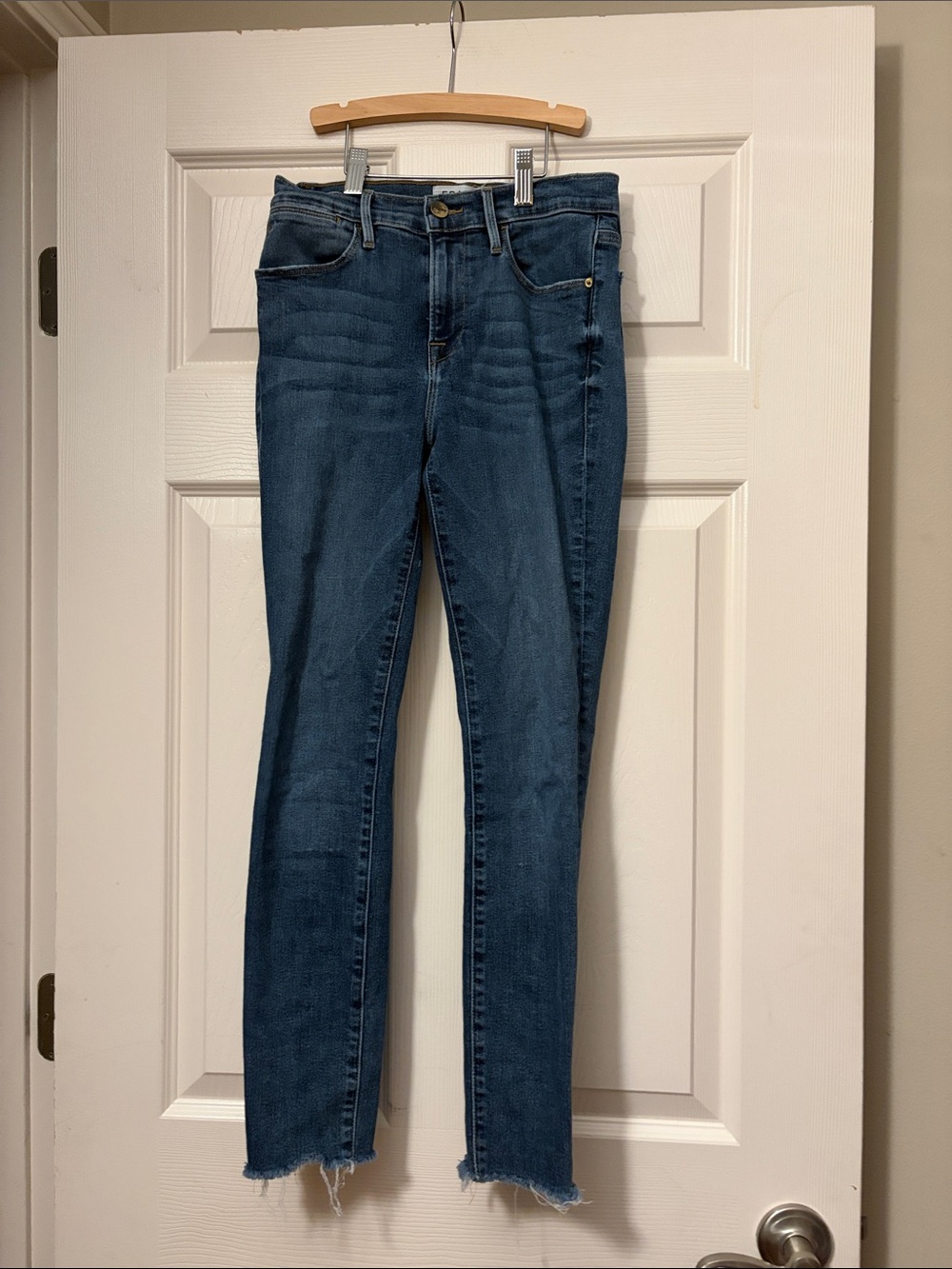 Frame Denim Indigo Skinny Jeans with Frayed Hem